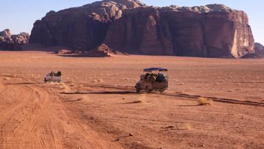 jordanie_wadi-rum_jeep_woestijn_mensen_groep_rotsen__b