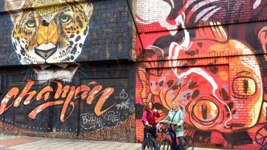 colombia_bogota_reizigers_fietsen_graffiti_stel_vrouw_f