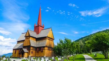 noorwegen_innlandet_ringebu_stavkirke_houten-kerk_begraafplaats_shutterstock_1248118582