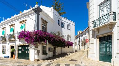 portugal_algarve_tavira_straat_huizen_bougainville_daktuin_shutterstock_1513179563