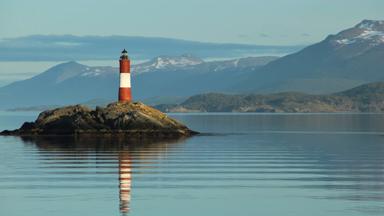 argentinie_vuurland_ushuaia_vuurtoren_rots_zee_bergen_sneeuw_uitzicht_w.JPG