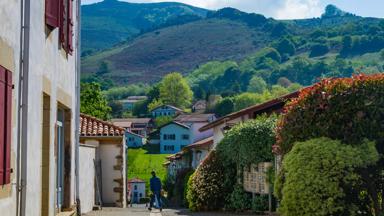 frankrijk_nouvelle-aquitaine_baskenland_ainhoa_straat_vrouw_bergen_shutterstock_1529569871