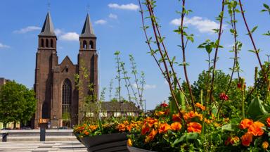 nederland_gelderland_arnhem_st-walburgiskerk_plein_bloemen_shutterstock_1258731376