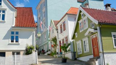 Noorwegen_vestland_Bergen_straatje_lichte-huizen
