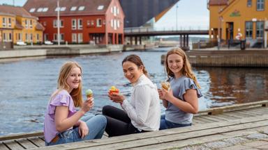 noorwegen_zuid-noorwegen_kristiansand-fiskebrygga_kinderen_jVictoriaNNevland@VisitSørlandet