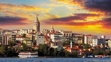 turkije_istanbul_overzicht-stad_skyline_boot_kust_zonsondergang_wolken_landenpagina-header_b.jpg