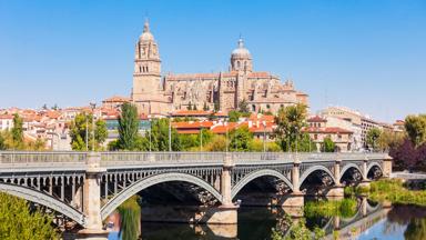 spanje_castillie-en-leon_salamanca_brug_kathedraal_rivier_shutterstock_1223904946