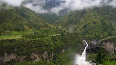 ecuador_banos_waterval_mist_bergen_b