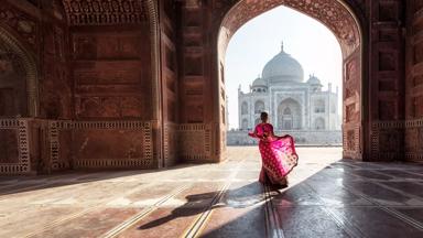 india_agra_taj-mahal_vrouw_shutterstock_1036002985