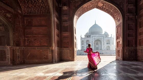 india_agra_taj-mahal_vrouw_shutterstock_1036002985