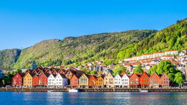 noorwegen_vestland_bergen_bryggen_huizen_kade_zomer_getty