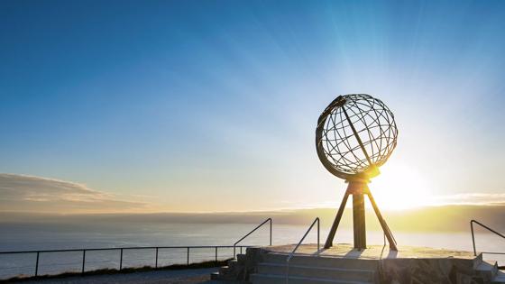 noorwegen_troms-og-finnmark_honningsvag_noordkaap_monument_zee_shutterstock_232389817