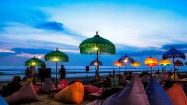 indonesie_bali_kuta_strand_avond_parasols_shutterstock-631087334