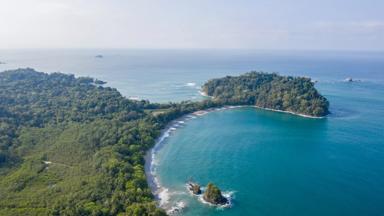 costa-rica_nationaal-park-manuel-antonio_drone_uitzicht_getty