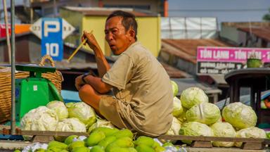 vietnam_mekong-delta_can tho_drijvende-markt_cai-rang_local_eten-met-stokjes_b.jpg