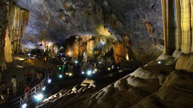 vietnam_dong-hoi_paradise-cave_mensen_grot_boardwalk_f