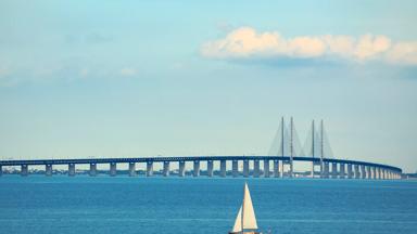 zweden_denemarken_oresund-bridge_boot_water_getty.jpg