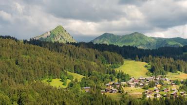 frankrijk_alpen_les-gets_bergen_dorp_shutterstock