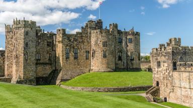 schotland_edinburgh_castle-alnwick_buitenkant-gras_shutterstock