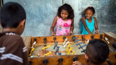 costa-rica_algemeen_lokale-kinderen_tafelvoetbal_spel_kampioen-fotograaf.jpg