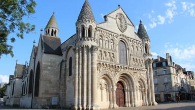 frankrijk_poitou-charentes_poitiers_notre-dame_kerk_torens_gebouw_plein_shutterstock