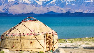 tadzjikistan_karakol-lake_meer_tajik-yurt_traditioneel_tent_bergen_water_landschap_shutterstock