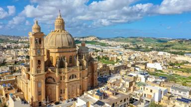 malta_gozo_xewkija_rotunda-johannes-de-doper_kerk_uitzicht_stad_gekleurde-huizen_heuvels_shutterstock.jpg