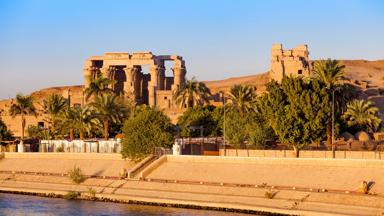 egypte_rode-zee_kom-ombo_tempel_krokodillengod_sobek_overzicht_palmbomen_b
