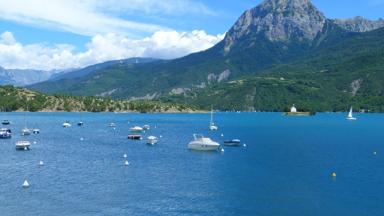 Frankrijk_hautes-alpes_lac-de-serre-poncon_bootjes_meer_bergen_pixabay