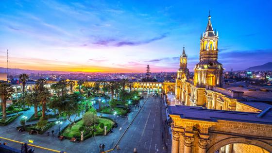 peru_arequipa_plaza de armas kathedraal by night_b