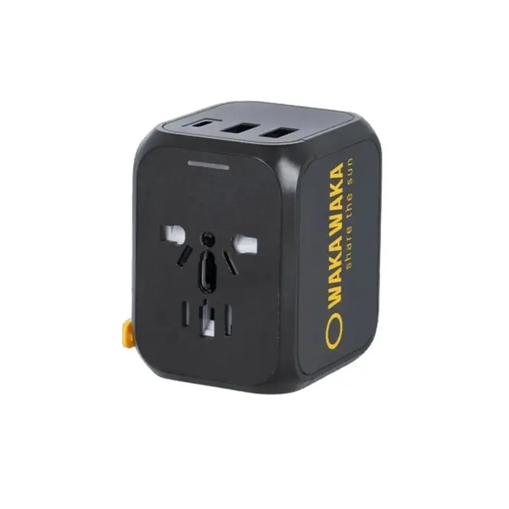 Universele wereldstekker met drie usb poorten