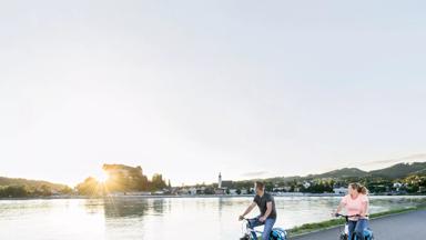 W_Donau_Passau-Wien_Grein_Radler_bei_Greinburg_höher_bearbeitet ©Donau Touristik_Zupanc