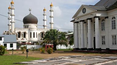 suriname_paramaribo_ahmadiyya-moslim-nasir-moskee_neve-shalom-synagoge_aanzicht_f