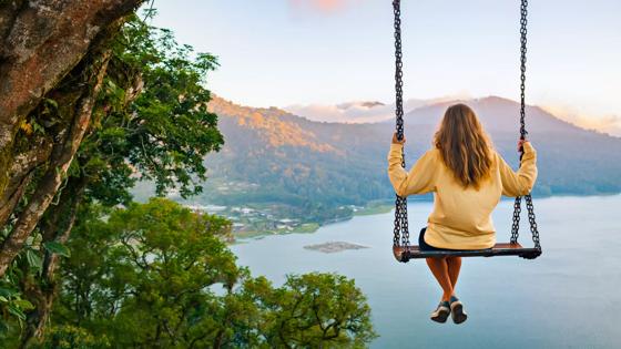 indonesie_bali_buyan-lake_meer_schommel_vrouw_shutterstock_1927416470