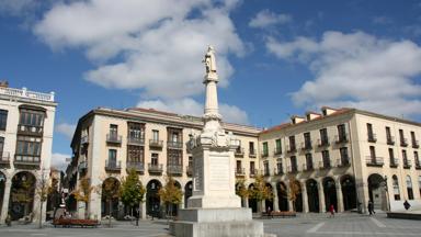 spanje_castillie-en-leon_avila_plaza-mayor_standbeeld_shutterstock.jpg