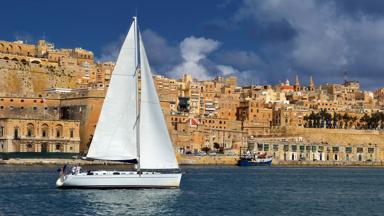 malta_eiland_valletta_zeilboot_jacht_zee_skyline_gebouwen_stad_getty