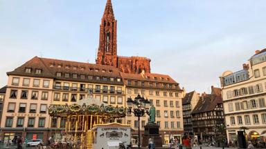 frankrijk_straatsburg_strasbourg_plein_draaimolen_kathedraal_sfeer_f