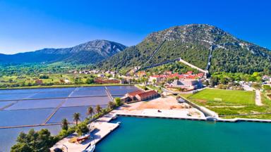 kroatie_dalmatie_ston_zoutpannen_peljesac-schiereiland_shutterstock_1090012967