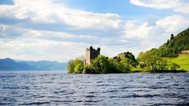 schotland_highlands_loch-ness_urquhart-castle_kasteel_meer_monster_shutterstock_251355607