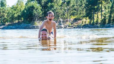 zweden_dalarna_vanernmeer_moeder_kind_zwemmen_getty