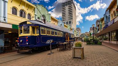 nieuw-zeeland_zuidereiland_christchurch_centrum_tram_terras_winkels_shutterstock_1593482308