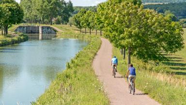 sfeer_frankrijk_bourgogne_canal-de-bourgogne_stel_fietspad_copyright_alain_doire_bourgogne-franche-comte-tourisme