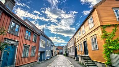 noorwegen_trondelag_trondheim_oude-stad_straat_houten-huizen_shutterstock_1370732486