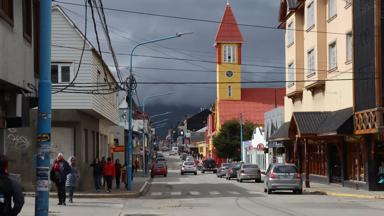 argentinie_vuurland_ushuaia_calle-maipu_straatbeeld_mensen_autos_kerk-geel-en-rood_jeroen-bruil.JPG