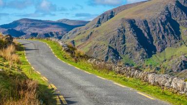 ierland_cork-county_ring-of-beara_weg_hevuels_route_shutterstock_1256976367