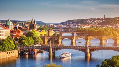 tsjechie_praag_moldau-rivier_karelsbrug_shutterstock