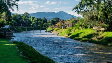 thailand_noord-thailand_pai_rivier_vergezicht_brug_gebergte_getty