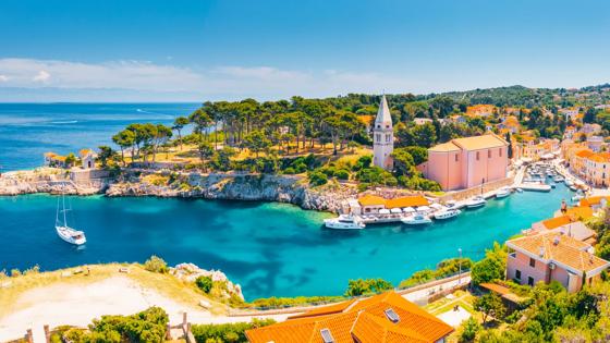 kroatie_kvarner-golf_veli-losinj_beste-reistijd-kroatie_haven_adriatische-zee_kustdorp_shutterstock