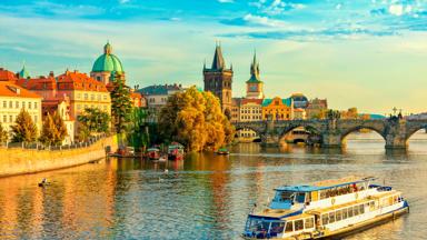 tsjechie_praag_praag_karelsbrug_boot_rivier_shutterstock_1058987441