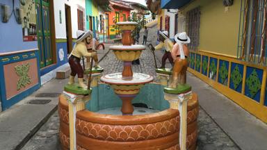 colombia_guatape_straatbeeld_gekleurde-huizen_waterput_f